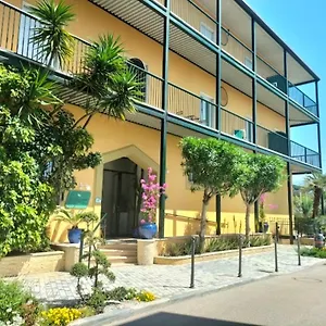 https://pietrasantamare.it-tuscanyhotel.com